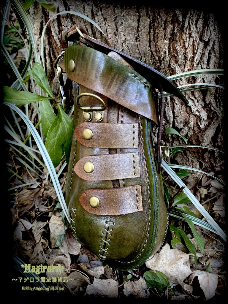 ウツボカズラのショルダーバック(茶色×深緑)縁取り(深緑)