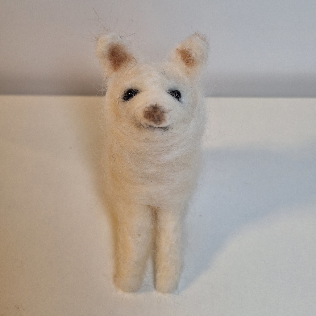 お座りしているさくら(羊毛フェルト)