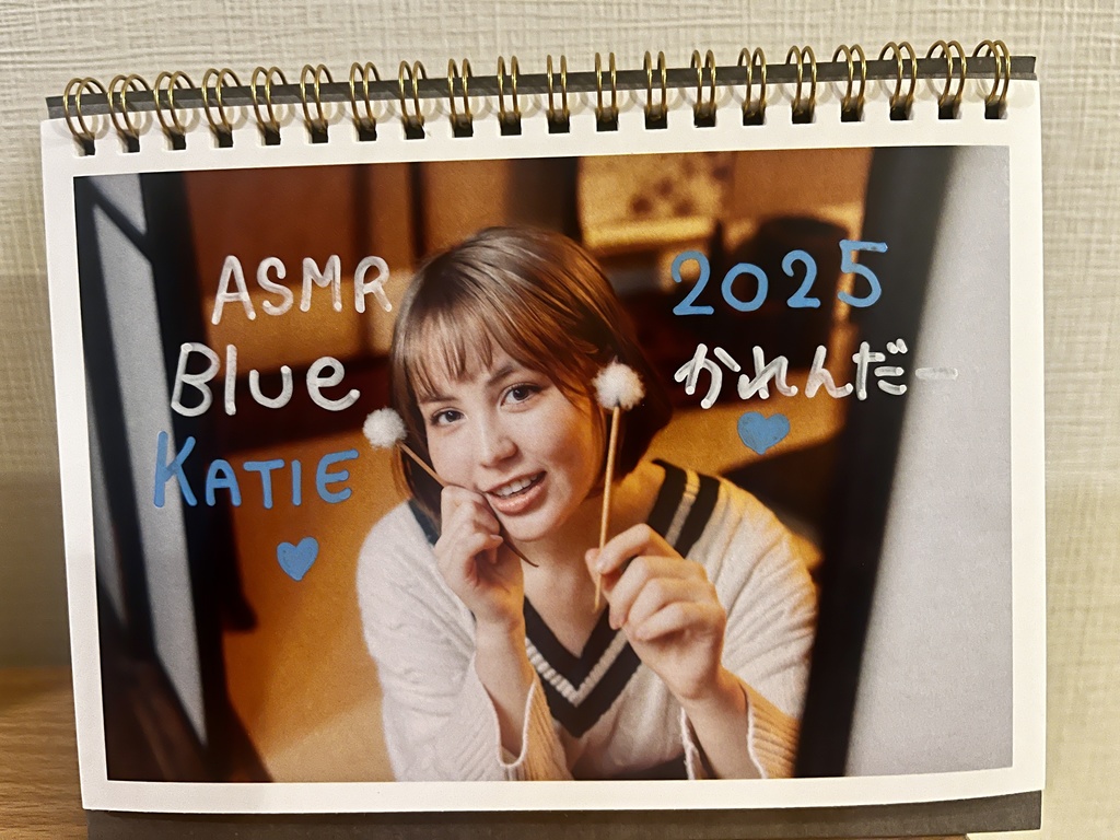 【40枚限定】ASMR BlueKatie 2025年卓上カレンダー(サイン付き)