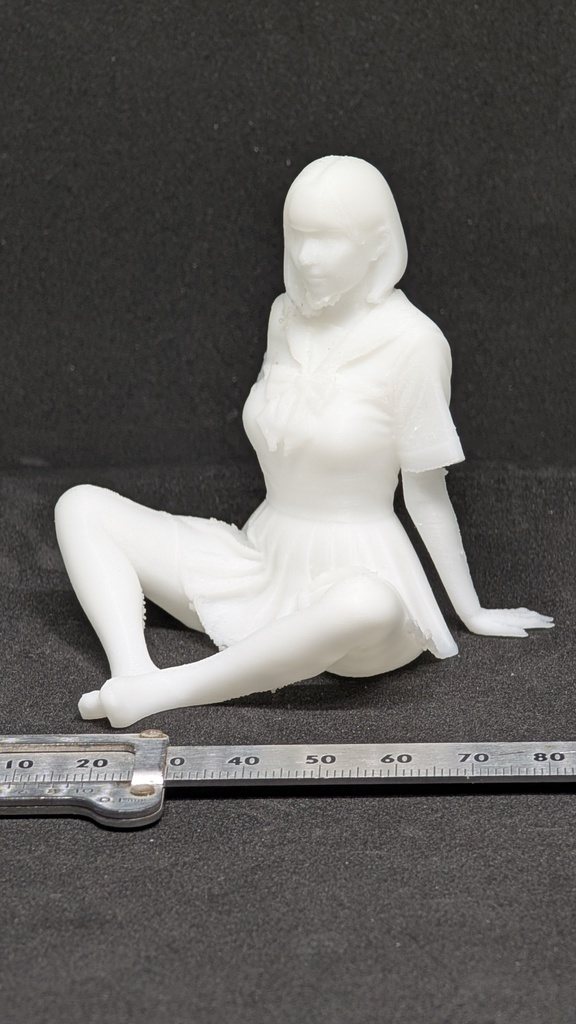 【テスト出力・特別価格】3Dスキャン リアル人物フィギュア 制服・あぐら（超柔軟TPE素材／スマホスタンド可）