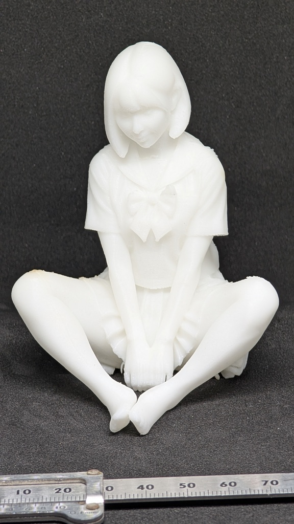 【テスト出力・特別価格】3Dスキャン リアル人物フィギュア 制服JK・あぐら（超柔軟TPE素材／スマホスタンド可）