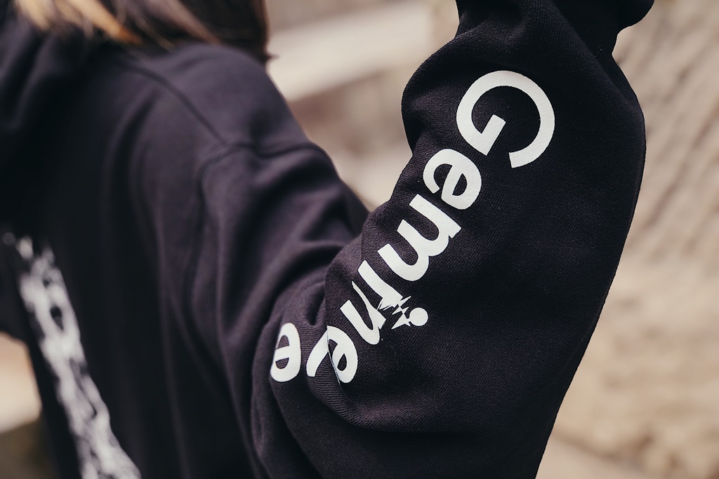 【受注生産品(月末締切&翌月末頃発送)】《背面無地》Gemineye オリジナルフルジップパーカー