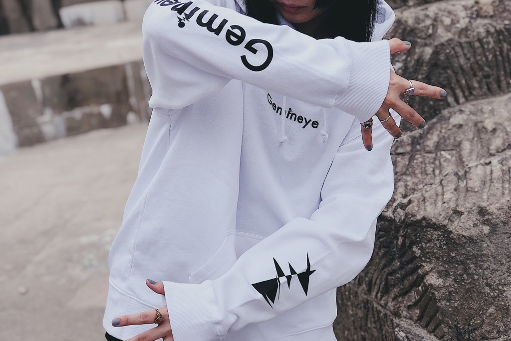 【受注生産品(月末締切&翌月末頃発送)】《背面無地》Gemineye オリジナルプルオーバーパーカー