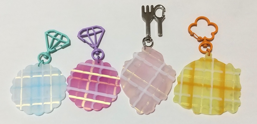 チェック柄アクリルキーホルダー