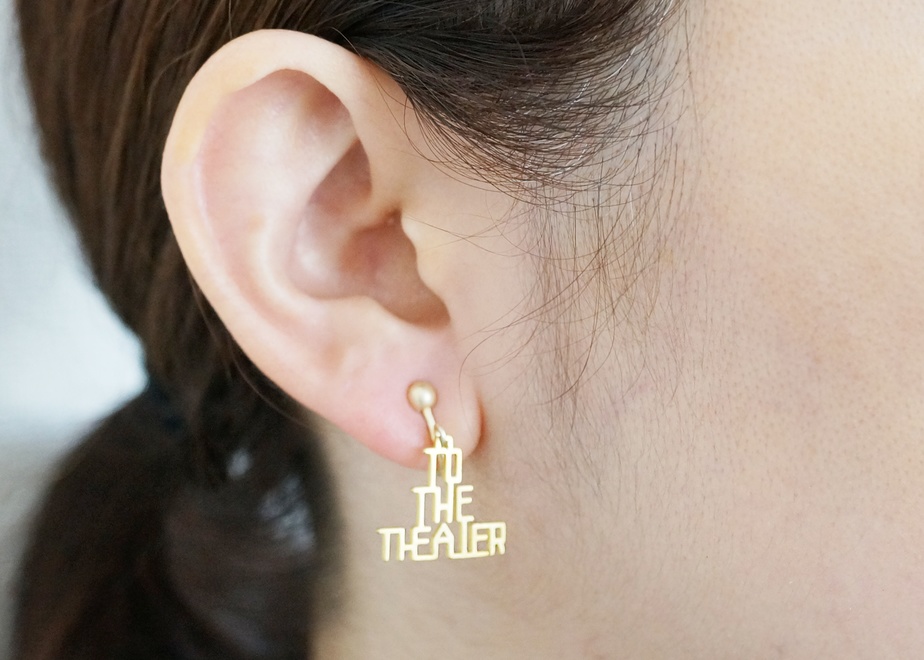 ”TO THE THEATER” ロゴ イヤリング