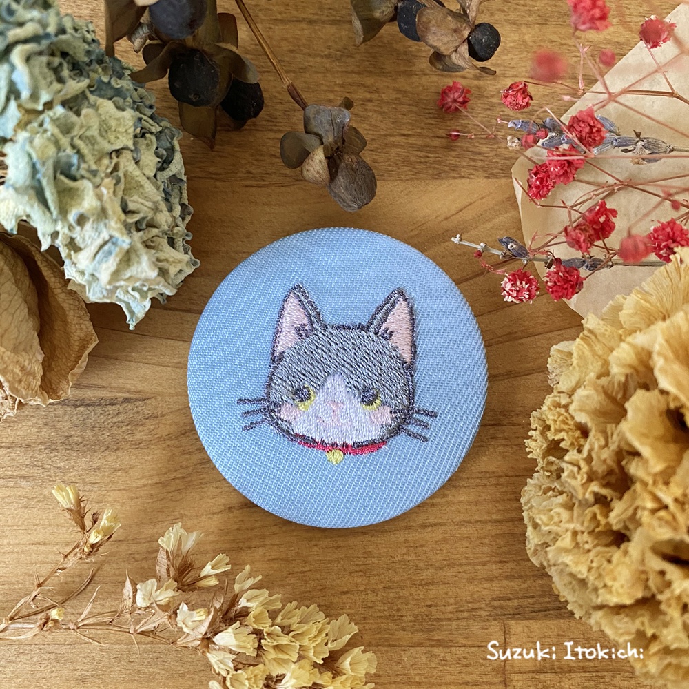 【刺繍缶バッジ】グレー(猫)