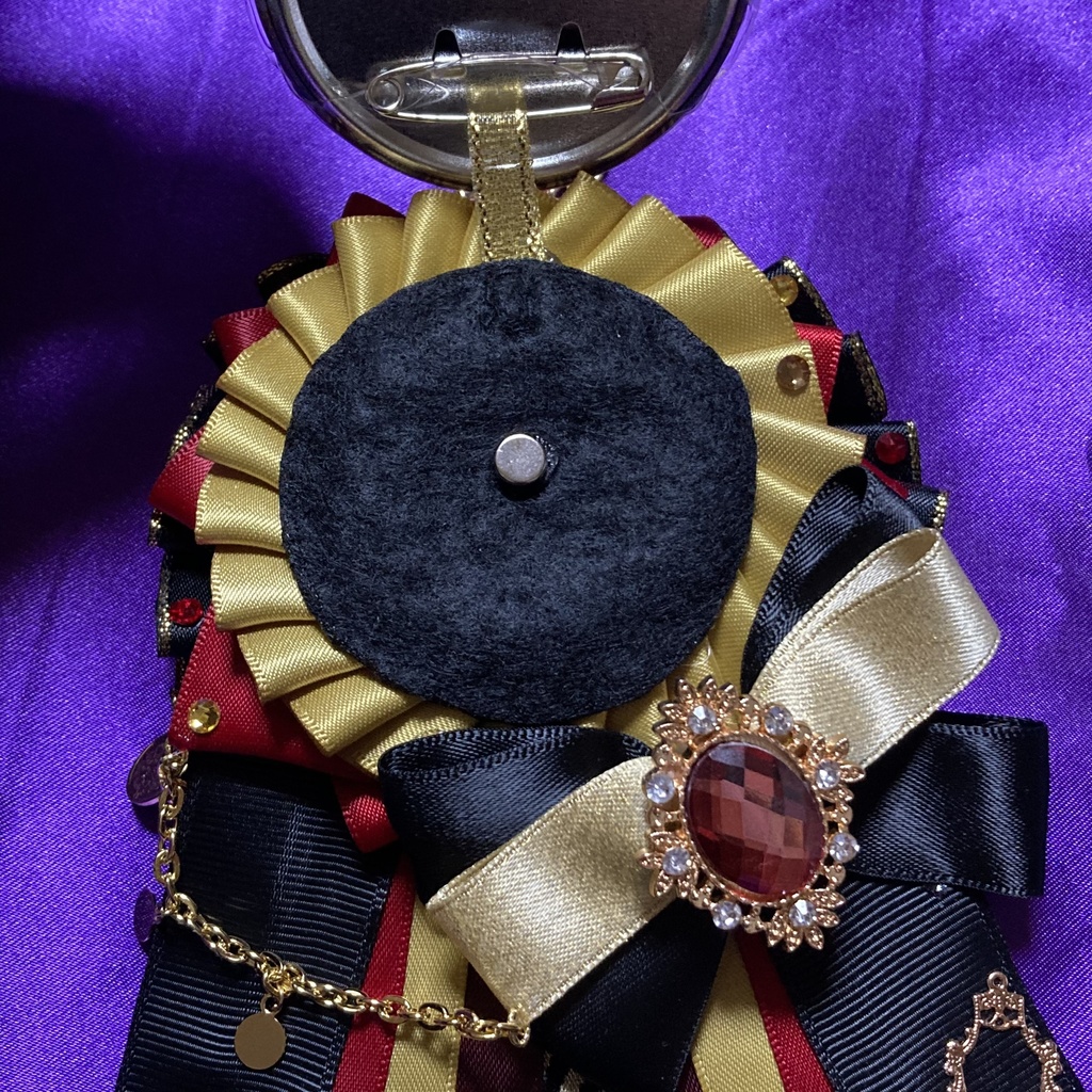 南北にも回転する 缶バッジ ロゼット 黒 赤 金 イベント限定 ハンドメイド その他 Roe Solca Ec