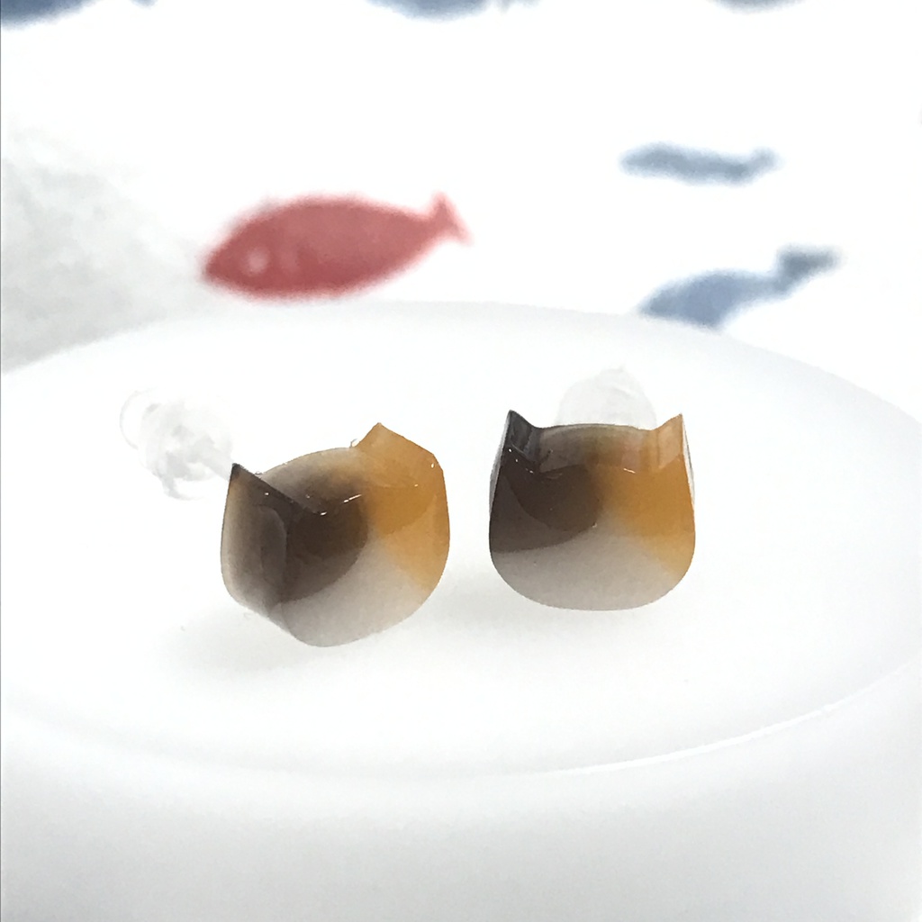 小さなネコ樹脂ピアス（三毛柄）