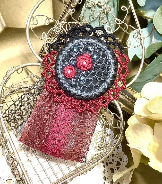 刺繡ブローチロゼット
