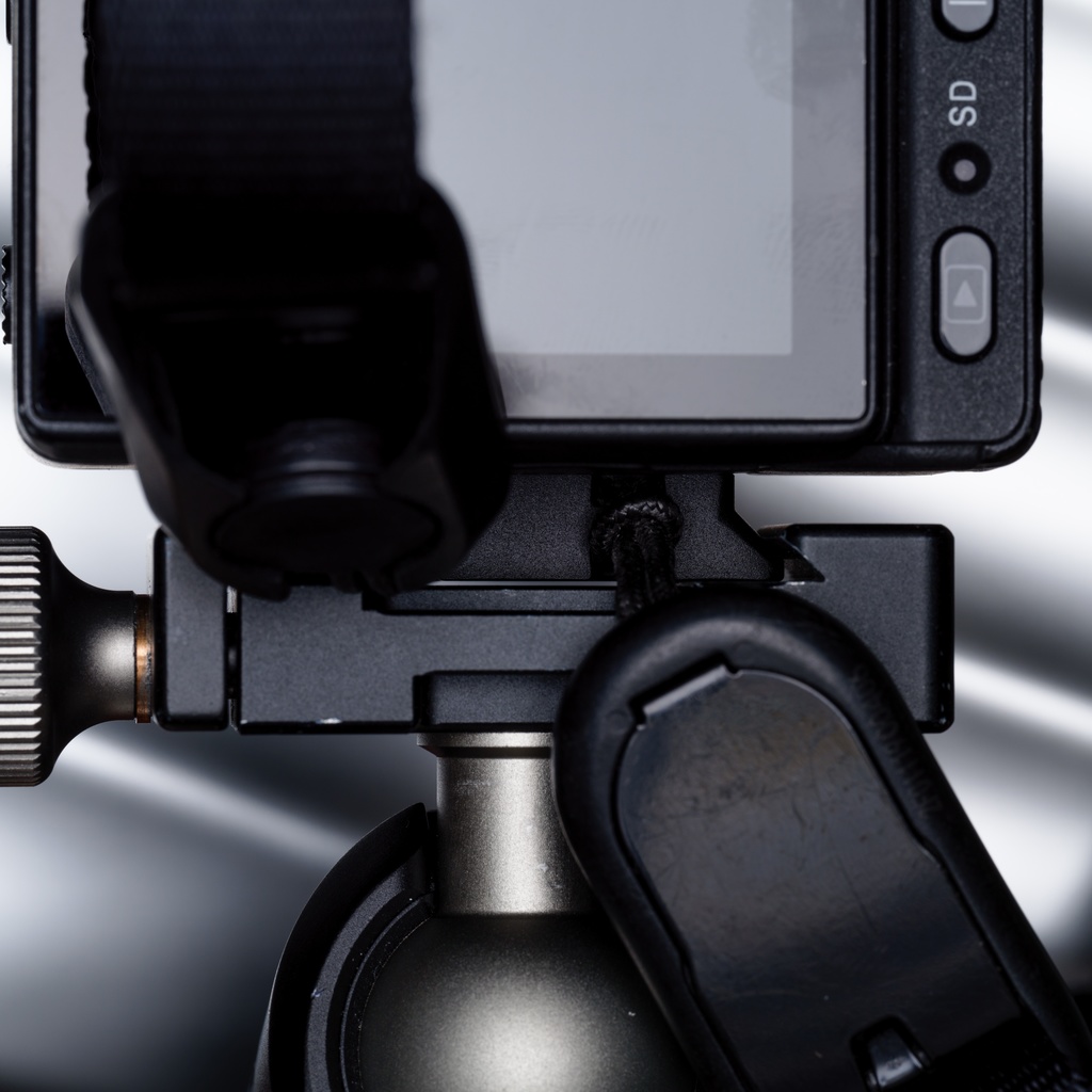 VSH-11ALX (Alx. Vertical Strap Holder for SIGMA fp)