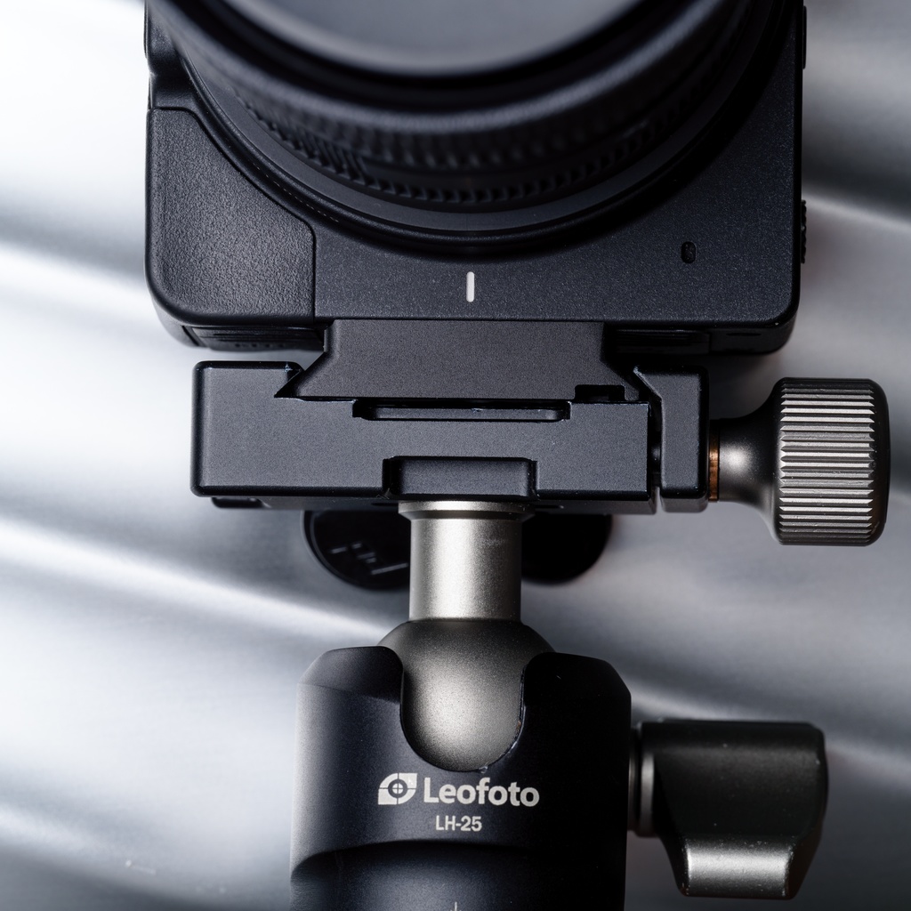 VSH-11ALX (Alx. Vertical Strap Holder for SIGMA fp)