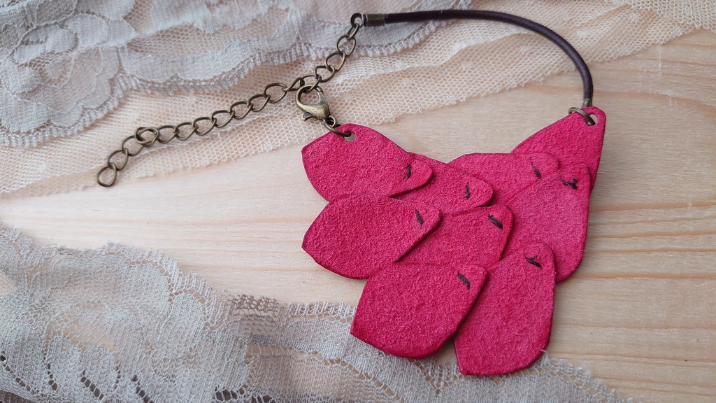 ブレスレット 赤竜のうろこ 革