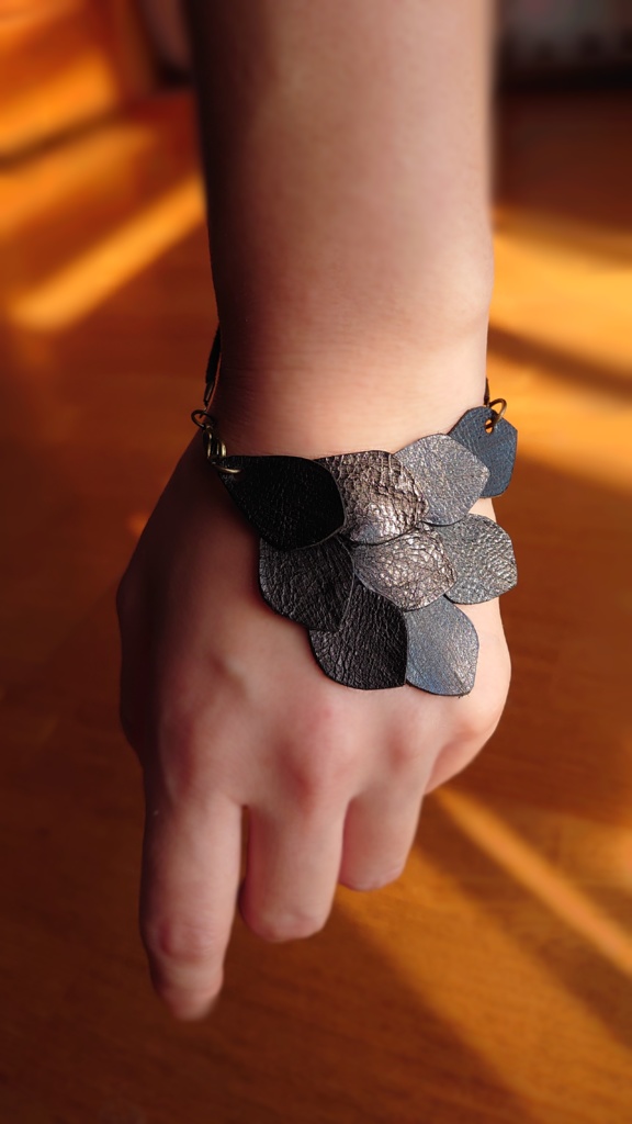 ブレスレット 赤竜のうろこ 革