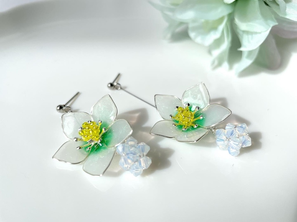 クリスマスローズのピアス《白》 