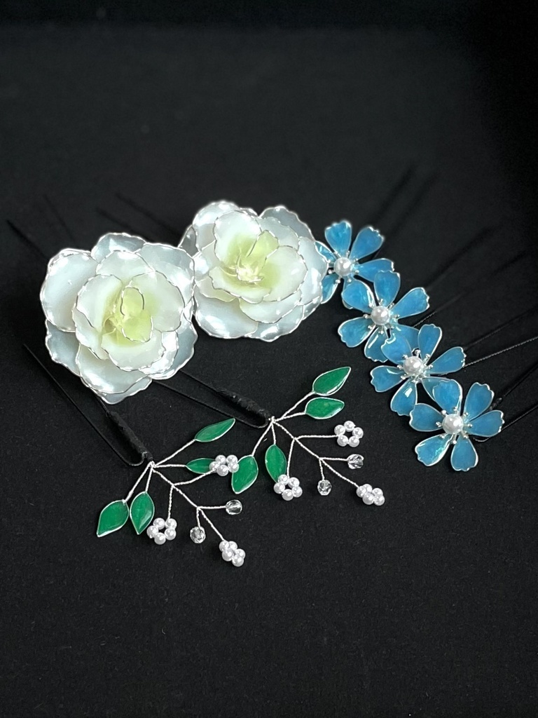 メーカー販売 白いバラと青いお花の髪飾り | tonky.jp
