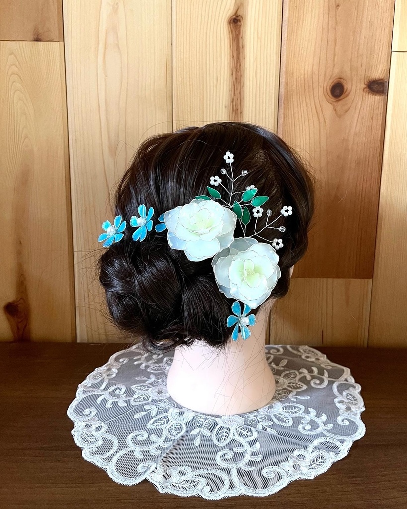 メーカー販売 白いバラと青いお花の髪飾り | tonky.jp