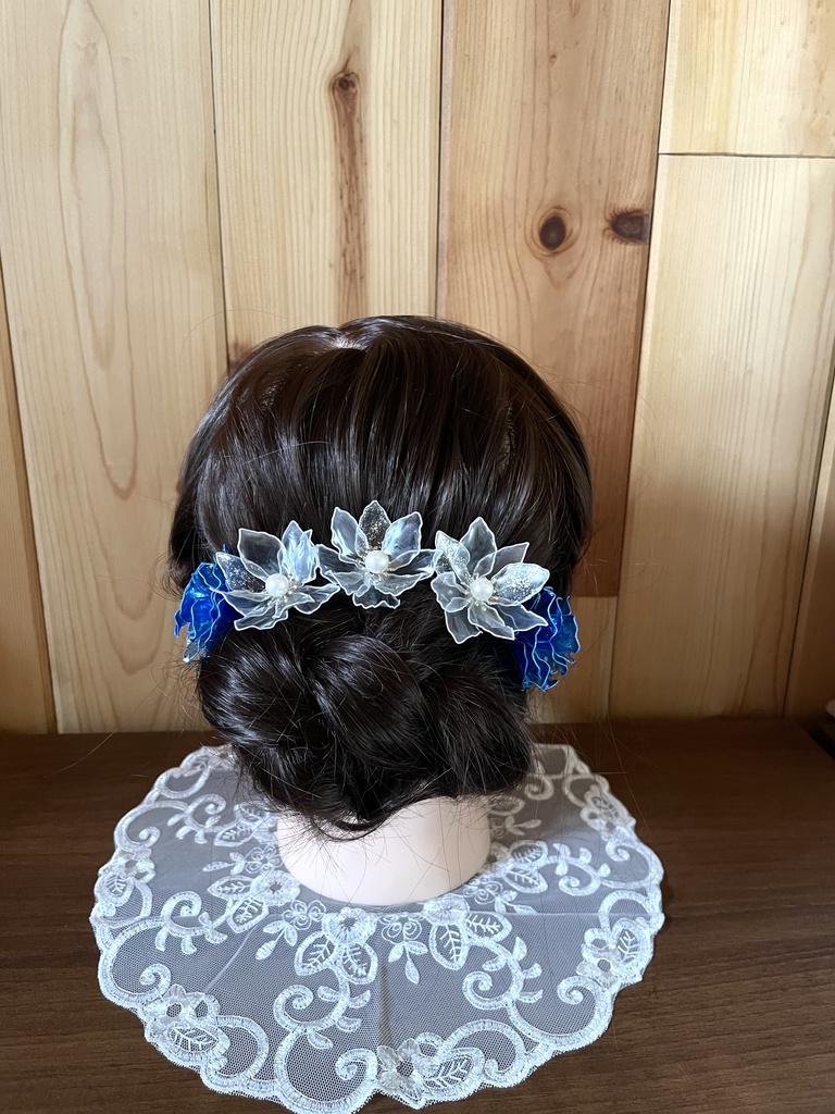 青薔薇と八重の白い花の髪飾り ＊アメリカンフラワー ＊ディップフラワー 