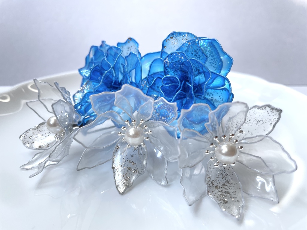 青薔薇と八重の白い花の髪飾り ＊アメリカンフラワー ＊ディップフラワー ichi-maruko BOOTH