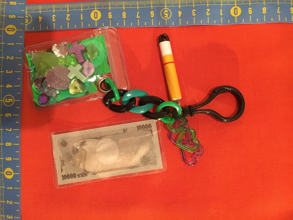 暗殺チームの金運上昇祈願ストラップ