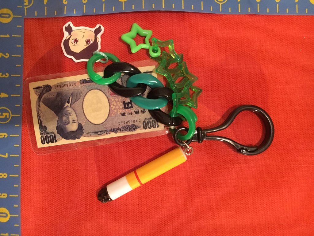 暗殺チームの金運上昇祈願ストラップ