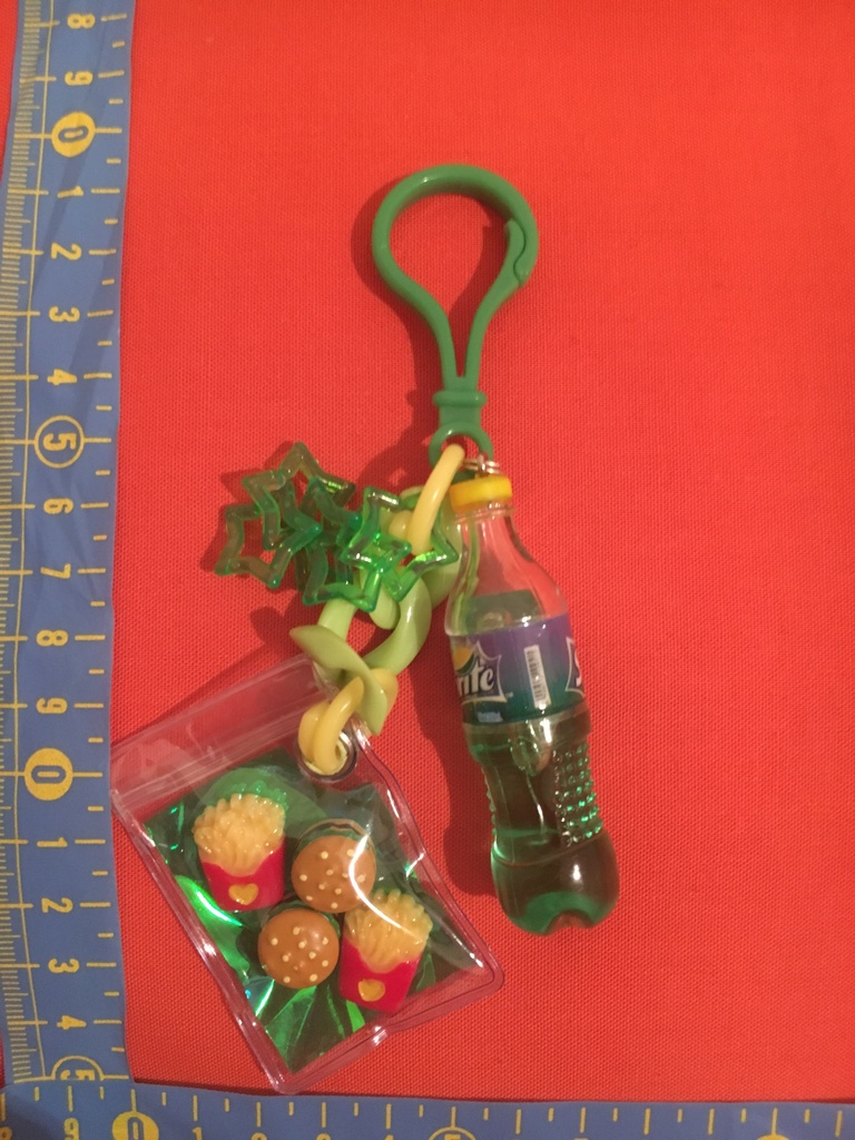 ハンバーガーをお持ち帰りするパッショーネのストラップ