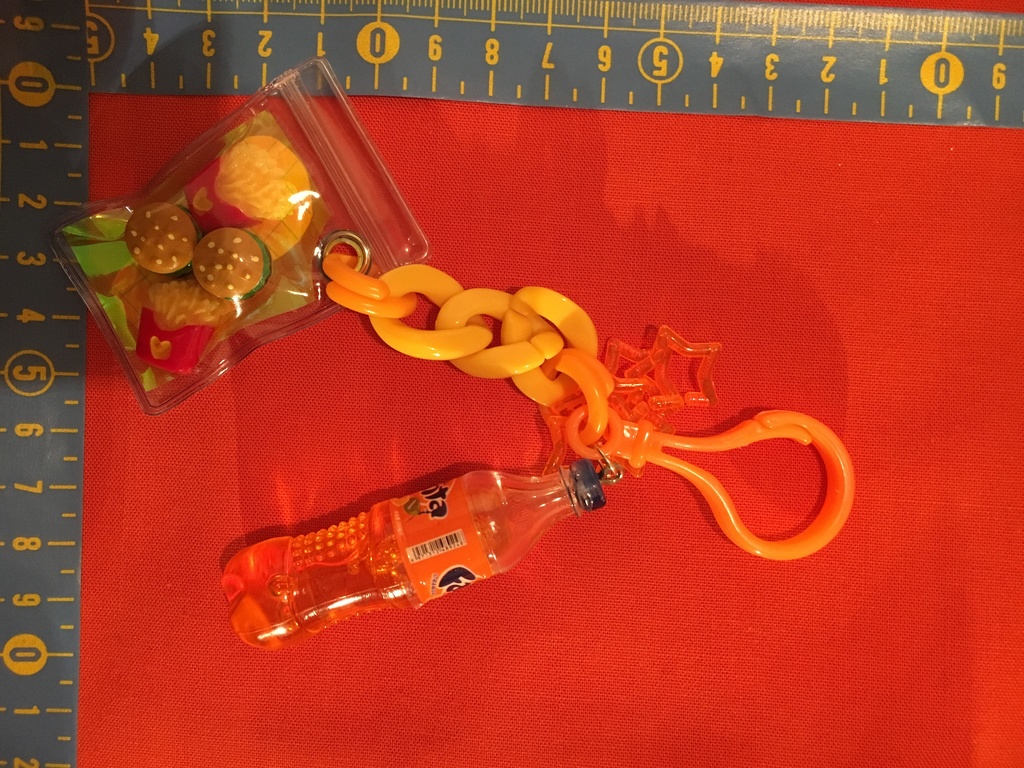 ハンバーガーをお持ち帰りするパッショーネのストラップ