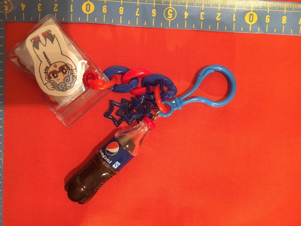 ハンバーガーをお持ち帰りするパッショーネのストラップ