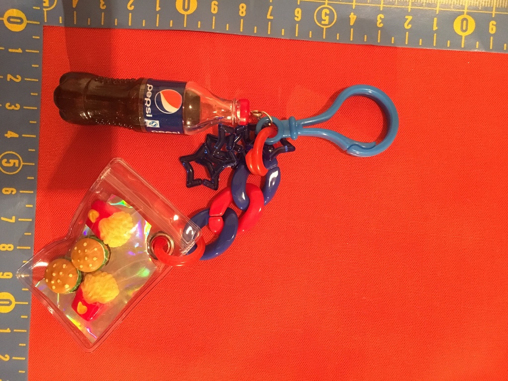 ハンバーガーをお持ち帰りするパッショーネのストラップ