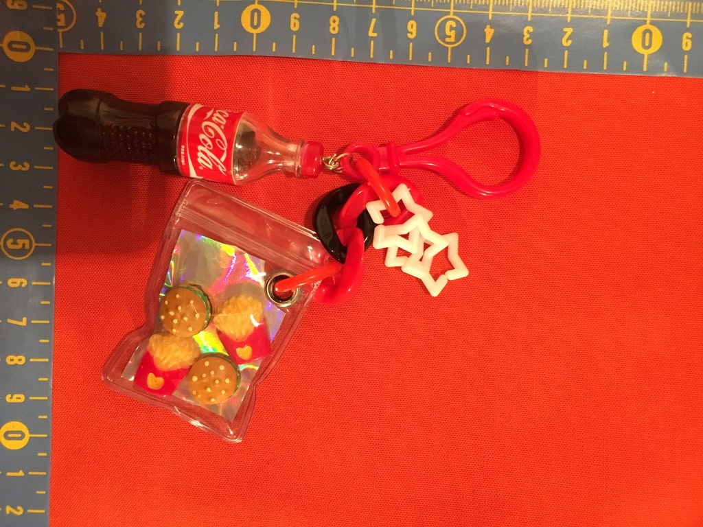 ハンバーガーをお持ち帰りするパッショーネのストラップ