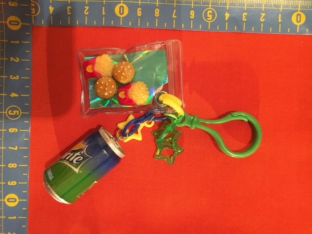 ハンバーガーをお持ち帰りするパッショーネのストラップ