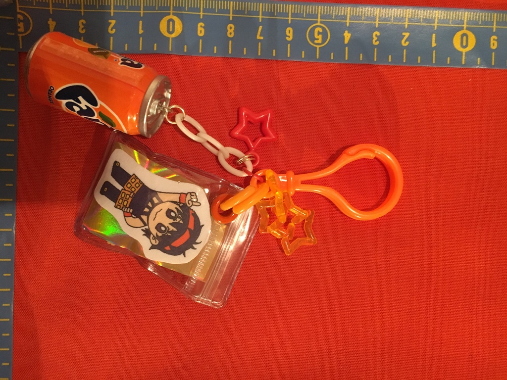 ハンバーガーをお持ち帰りするパッショーネのストラップ