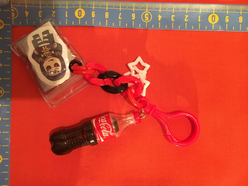 ハンバーガーをお持ち帰りするパッショーネのストラップ