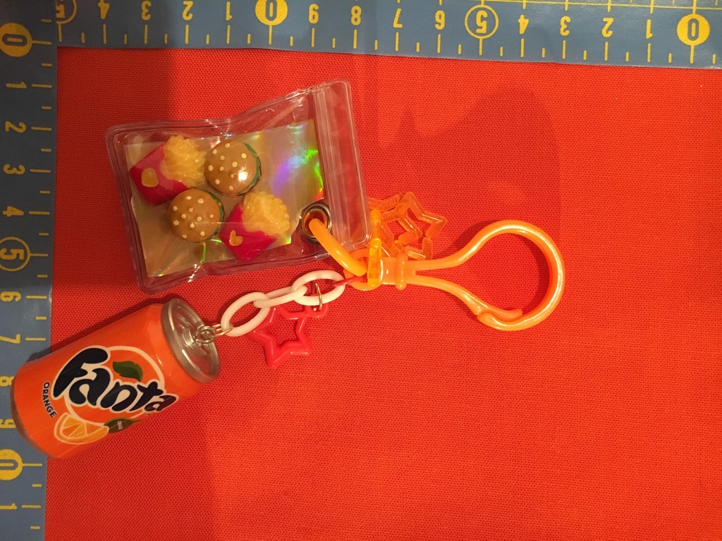 ハンバーガーをお持ち帰りするパッショーネのストラップ