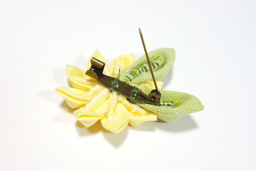 お花のブローチ