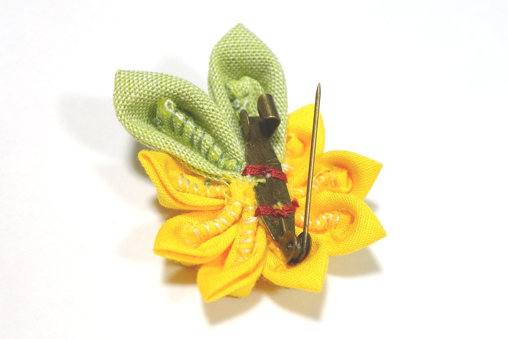 お花のブローチ