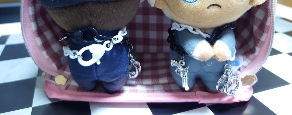 ぴょこぬい専用・【拳銃】or【手錠】のポシェット風チャーム