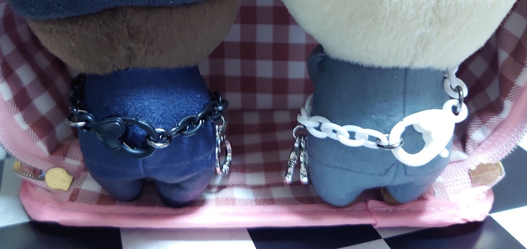 ぴょこぬい専用・【拳銃】or【手錠】のポシェット風チャーム