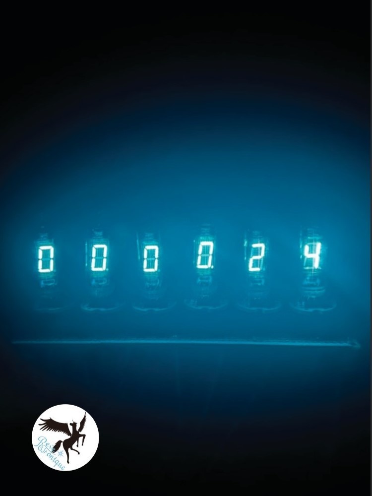 ヴィンテージの水晶発振子と VFD 管とロジック IC で作るデジタル時計