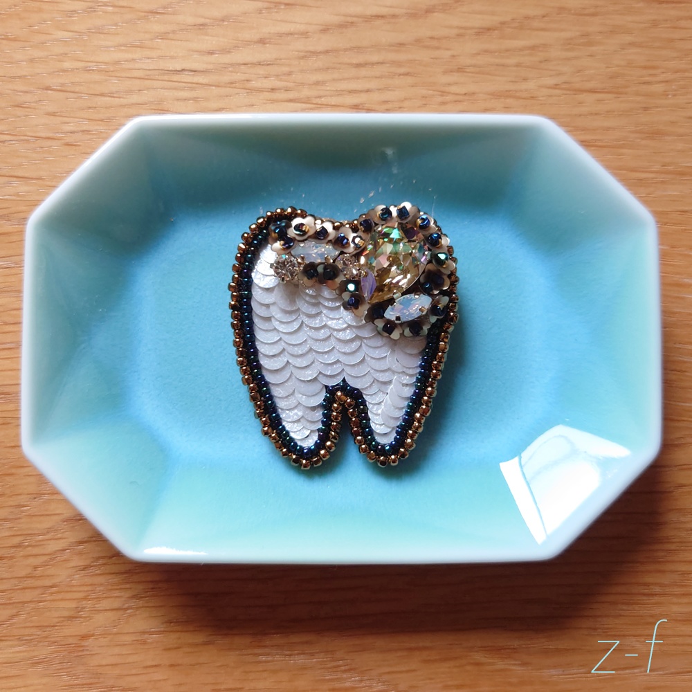 歯のビーズ刺繍ブローチ2