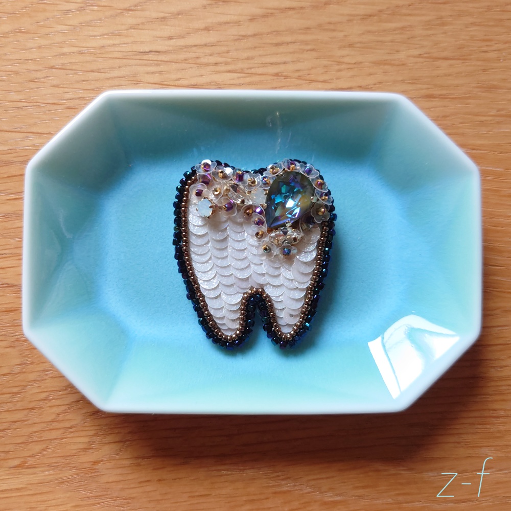 歯のビーズ刺繍ブローチ4