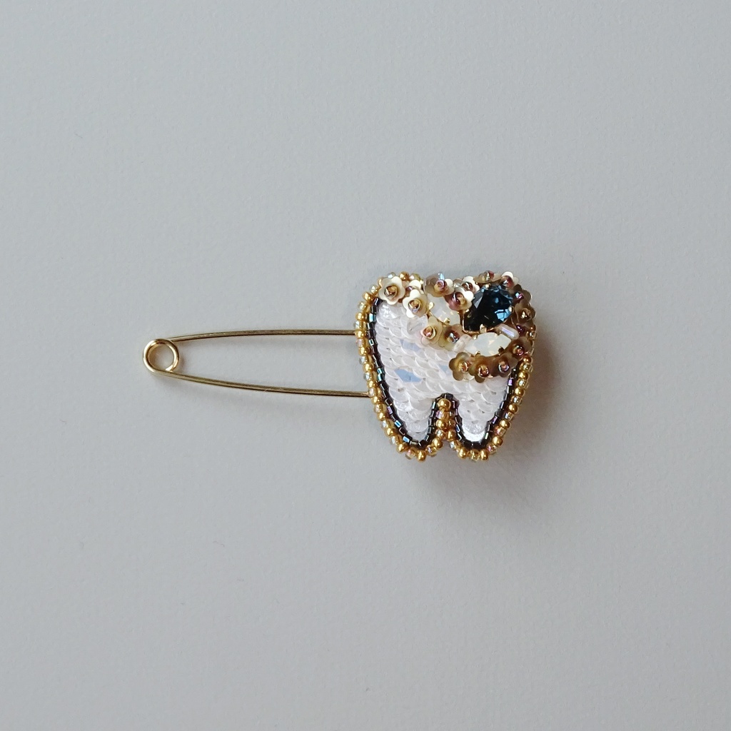 虫歯ビーズ刺繍ブローチピン