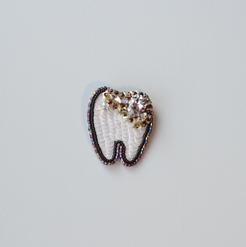 虫歯ビーズ刺繍ブローチ01