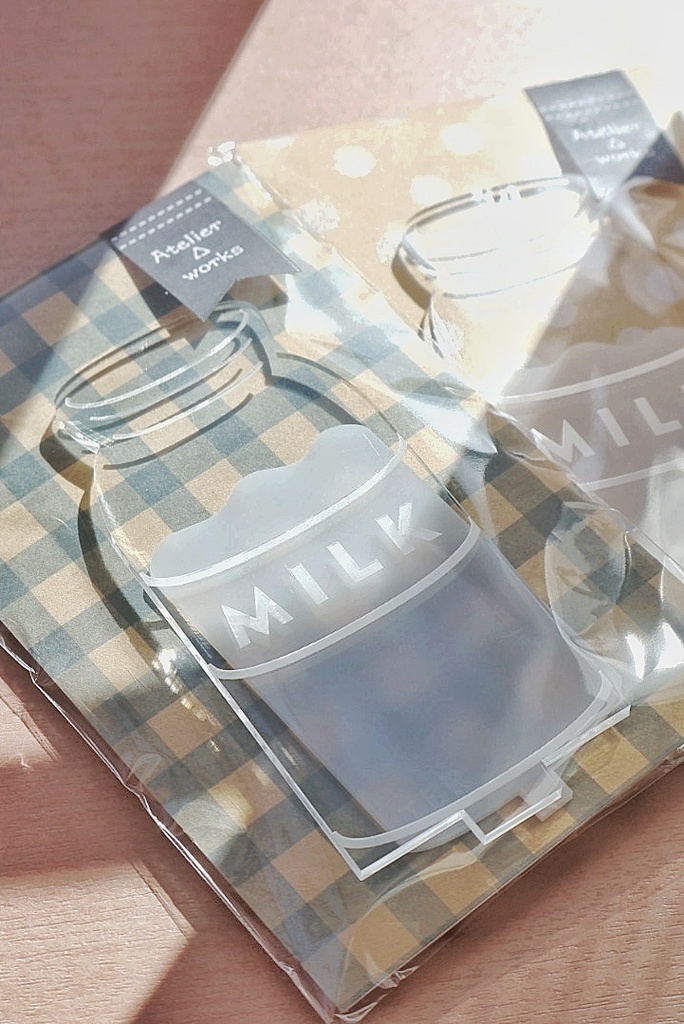 こぼれたMILKのぬいスタンド