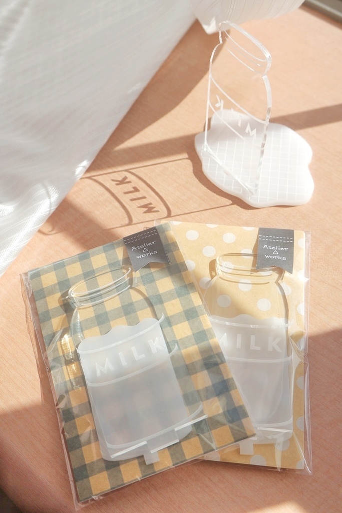 こぼれたMILKのぬいスタンド