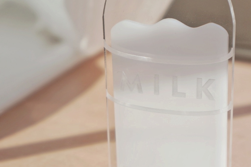 こぼれたMILKのぬいスタンド