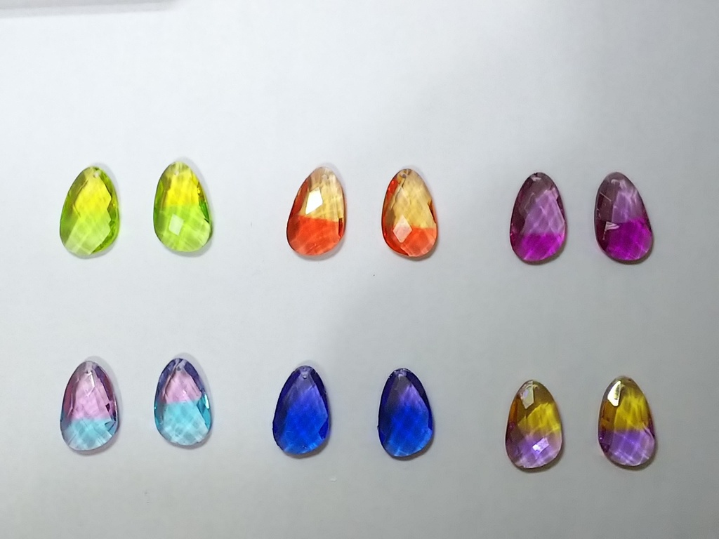 バイカラーチャームのアクセサリー