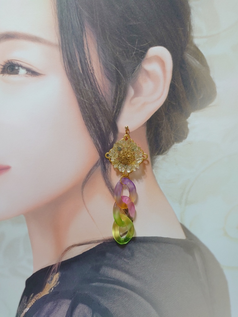 大きな花のカボションとバイカラーの綺麗なアクセサリー