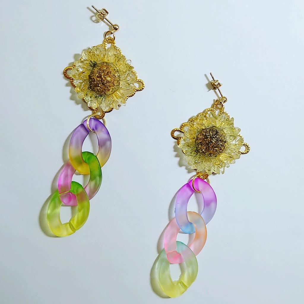 大きな花のカボションとバイカラーの綺麗なアクセサリー