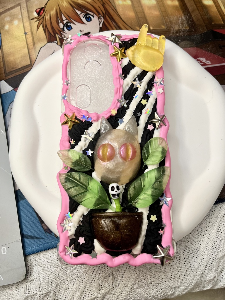 キラークイーンと猫草をイメージした携帯ケース