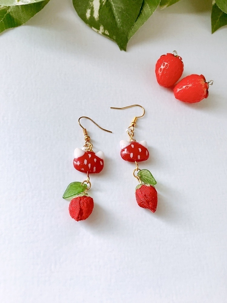 ミニ猫風鈴とつまみ細工ピアス 苺ver. つまみ細工 ピアス イヤリング変更無料 プレゼント いちご 猫 赤 つぶつぶ 夏 プレゼント 風鈴